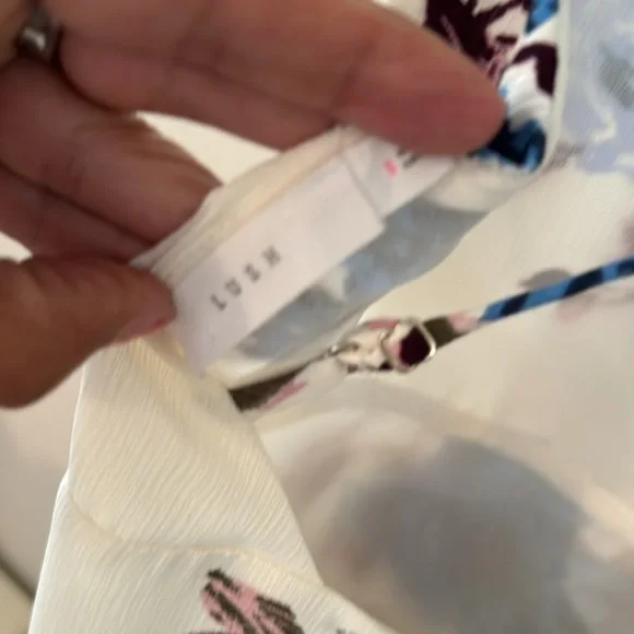 Lush romper spaghetti strap, crisscross back size small - Picture 5 of 5